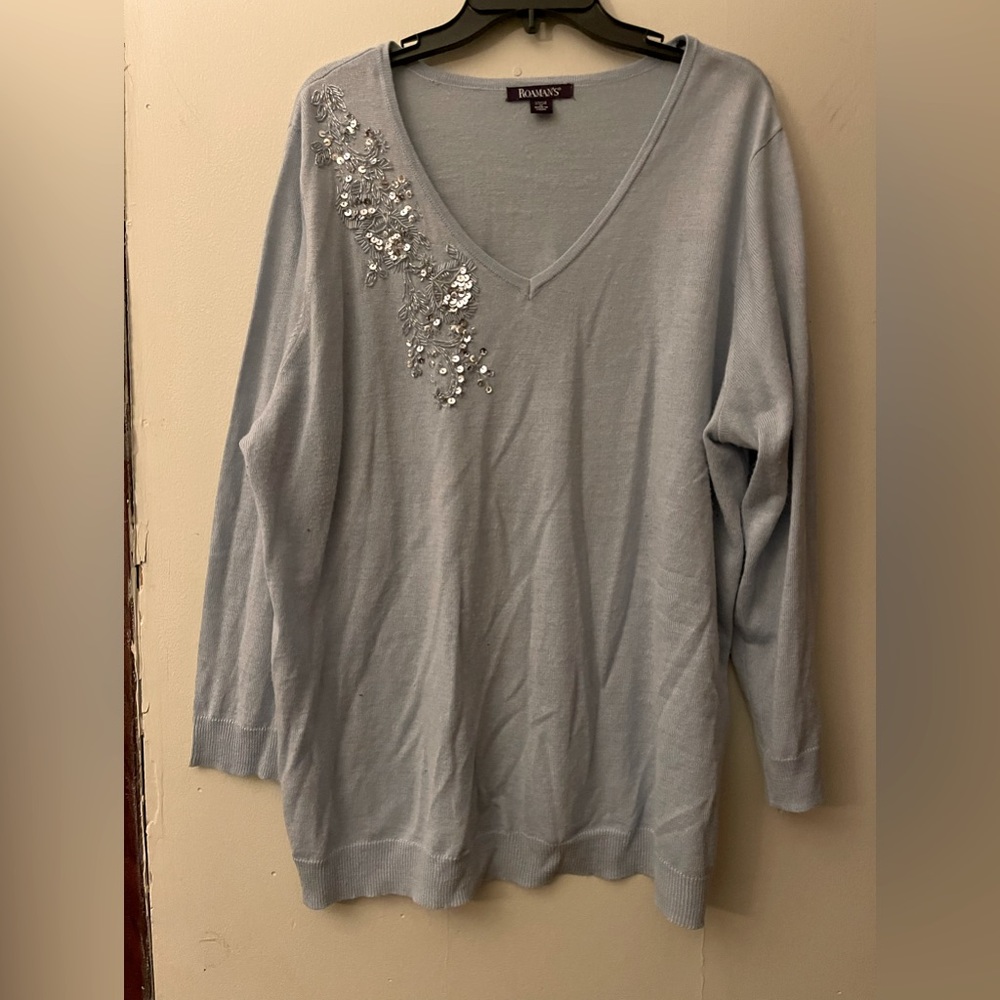 Women’s Roaman’s lightweight appliqué sweater. Size 22/24. Light blue.